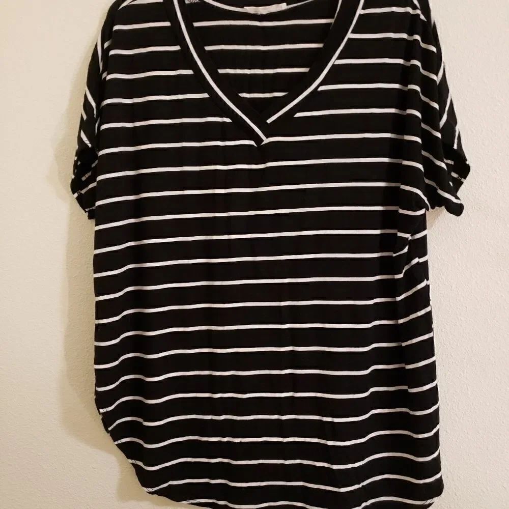 Bombom striped black /white V neck shirt sz S